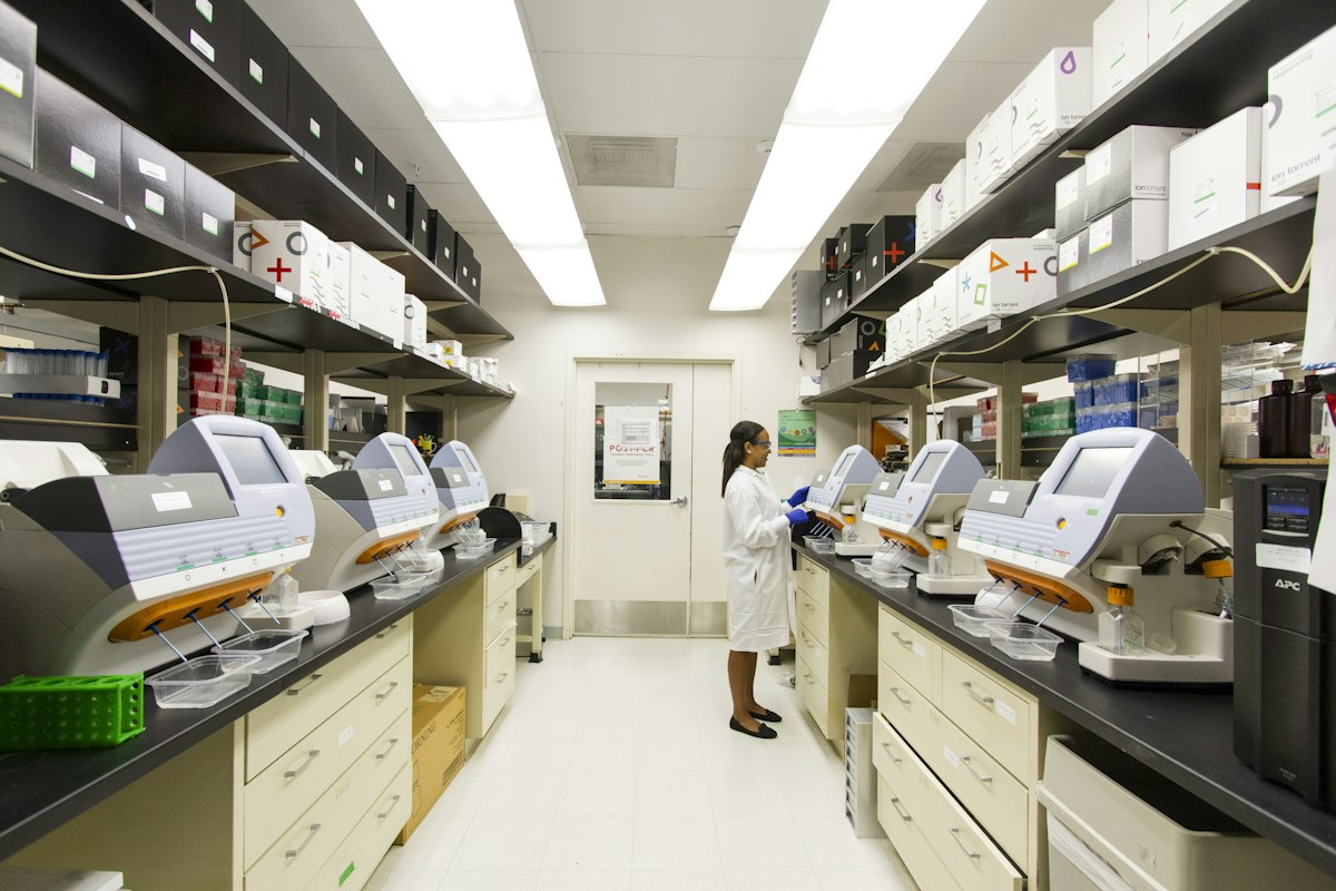 Medical laboratory with diagnostic equipment